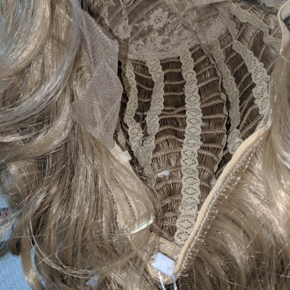 Golden blond wig main image 5